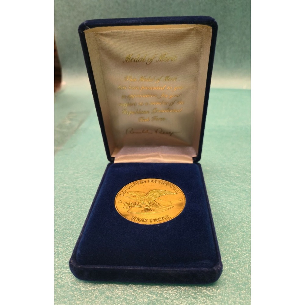 Republican Presidential Task Force Medal Of Merit Ronald Reagan Blue Velvet Case